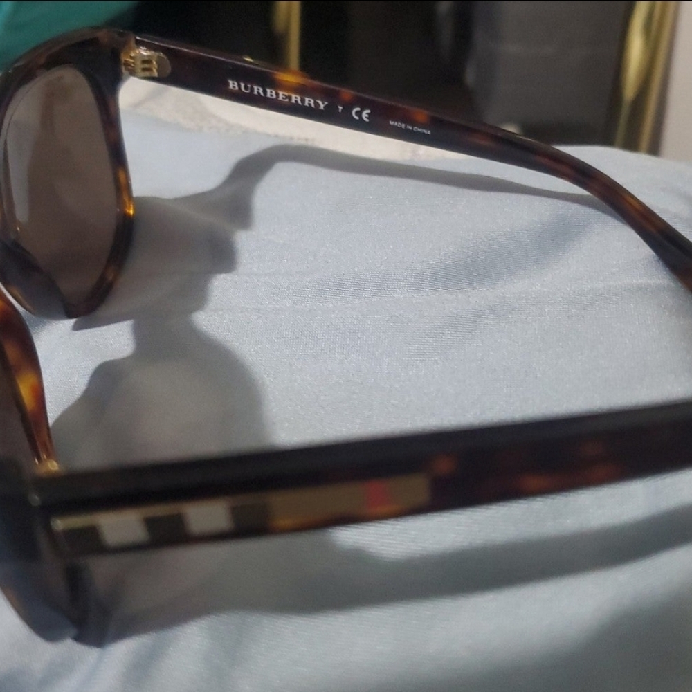 Burberry sunglasses - Picture 2 of 2